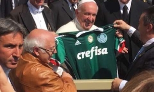 Papa ganha camisa personalizada do Palmeiras