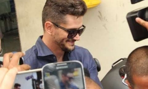 Fãs berram para ex-BBB em frente à delegacia: 'Me bate, Marcos!'