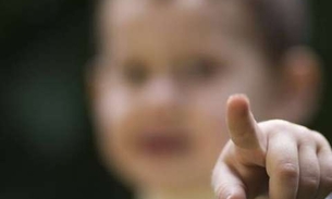 Mãe esfaqueia filho de 3 anos e diz: ‘Foi para educá-lo'