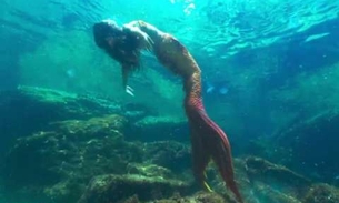   Ísis Valverde deslumbra como sereia nadando no mar; veja vídeo 