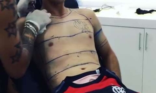 Torcedor tatua camisa em tamanho real para homenagear Flamengo