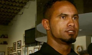 Após se entregar, goleiro Bruno é liberado e deve se apresentar a juiz nesta quarta