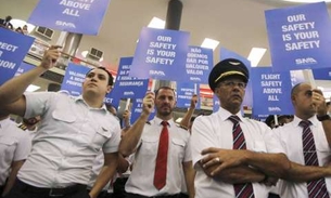 Pilotos e comissários decidem não participar da greve