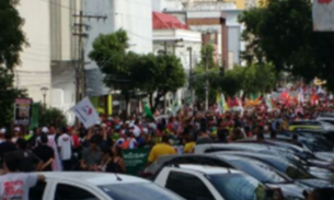 Manifestantes continuam com movimento 'Greve Geral' e fazem passeata no Centro