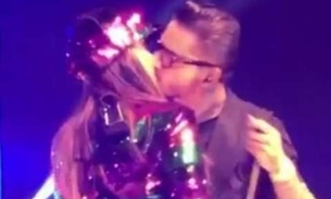 Maluma rouba beijo de Anitta durante show no Rio e leva fãs ao delírio