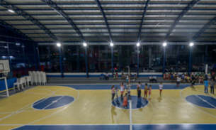 Moradores comemoram entrega de nova quadra no bairro Raiz