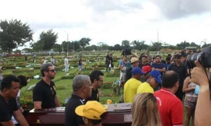 Emoção e homenagens marcam enterro do cantor Junior em Manaus