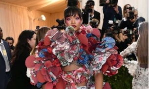 Rihanna usa look de gosto duvidoso no MET Gala e vira meme