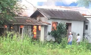 Casa é completamente destruída por incêndio em Manaus