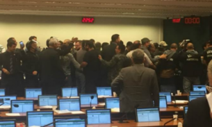 Agentes penitenciários invadem Comissão Especial da Câmara