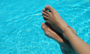 Cientistas usam adoçante para medir o volume de urina em piscinas