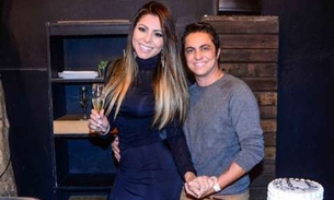 Thammy surpreende ao tirar sutiã da namorada em foto para peça