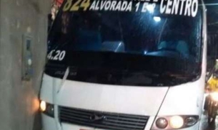 Grávida é levada para hospital após acidente com micro-ônibus em Manaus