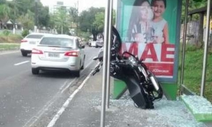 Duas mulheres ficam feridas após moto invadir parada de ônibus em Manaus