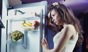 Ciência explica porque comer de madrugada pode prejudicar sua saúde