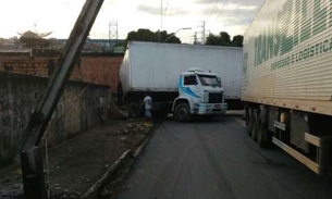 Caminhão desgovernado atinge casa e cemitério em Manaus