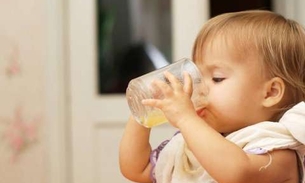 Crianças com menos de 1 ano não devem beber suco