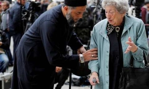 Muçulmano e judia rezam juntos em memorial para vítimas de Manchester  