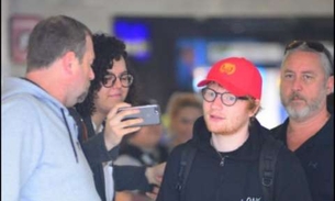 Ed Sheeran desembarca no Rio e curte praia vestido de surfista