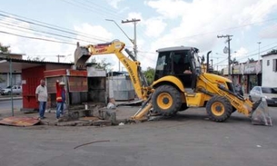 Operação faz retirada e demolição de comércios em área verde de Manaus  