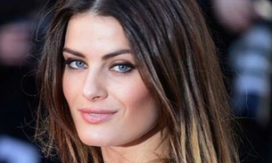 Isabeli Fontana aparece completamente nua em foto que foi excluída de ensaio sensual