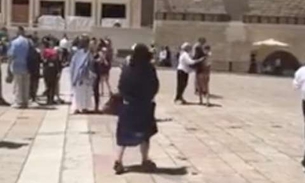 Mulher é detida após ficar nua no Muro das Lamentações, em Jerusalém 