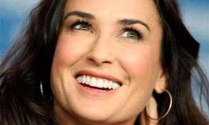 Demi Moore revela que perdeu dois dentes da frente; Veja foto