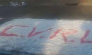 Em Dia de Corpus Christi, homem faz tapete de sal com sigla de facção