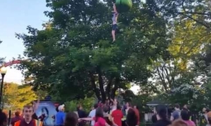 Garota de 14 anos é salva após cair de teleférico em parque de diversões 