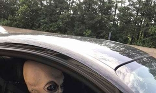 Motorista é flagrado em alta velocidade com 'ET' no banco do passageiro