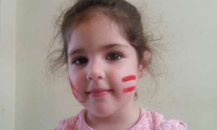 Reação de garotinha ao ser flagrada usando batom da mãe viraliza na web 