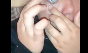 Garota enfia olho de boneca em seu próprio olho e vídeo viraliza. Veja 