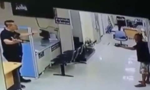 Policial acalma homem armado com um abraço. Veja vídeo 