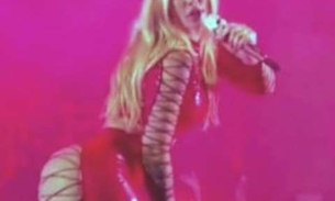 Iggy Azalea choca com look de bumbum gigantesco à mostra em show