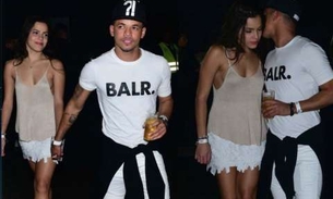 Superdecotada, ex-BBB Emilly chega de mãos dadas com amigo de Neymar em festa