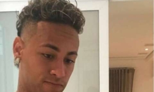 Neymar muda visual antes de embarcar para Espanha