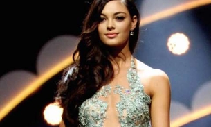 Miss causa polêmica ao usar luvas para encontrar órfãos com HIV 