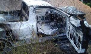 Após colidir com poste, carro pega fogo e deixa dois feridos em estrada no Amazonas