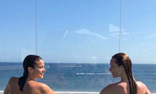 De topless, Bruna Marquezine e Mariana Ximenes posam em piscina