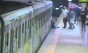 Mulher é arrastada ao ficar com bolsa presa na porta de metrô em Roma 