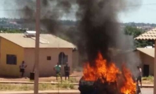 Mulher ateia fogo em carro do marido ao flagrá-lo com outra 