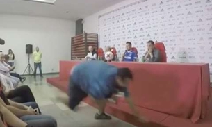 Repórter tropeça durante coletiva no Flamengo e vídeo viraliza. Veja 