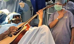 Paciente toca violão durante cirurgia no cérebro 