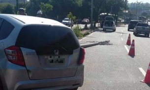 Carro colide com poste e deixa trânsito complicado em avenida de Manaus