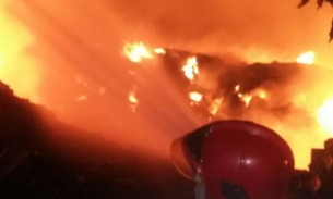 Incêndio destrói galpão de cooperativa em Manaus