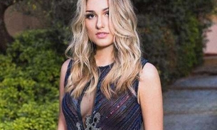 Sasha Meneghel 'choca' ao surgir com seios à mostra em baile de gala na França