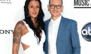 Viúva de Chester Bennington quebra silêncio após morte do cantor