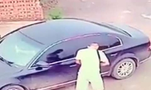 Ladrão tenta roubar carro e encontra casal fazendo sexo.Vídeo 
