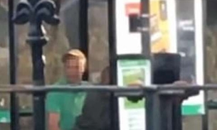 Casal é flagrado fazendo sexo na parada de ônibus à luz do dia 