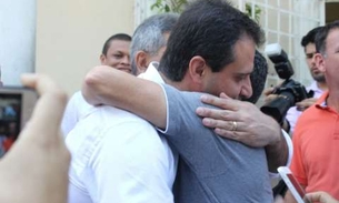 Marcelo Serafim vota e depois abraça Rebecca e David Almeida 
